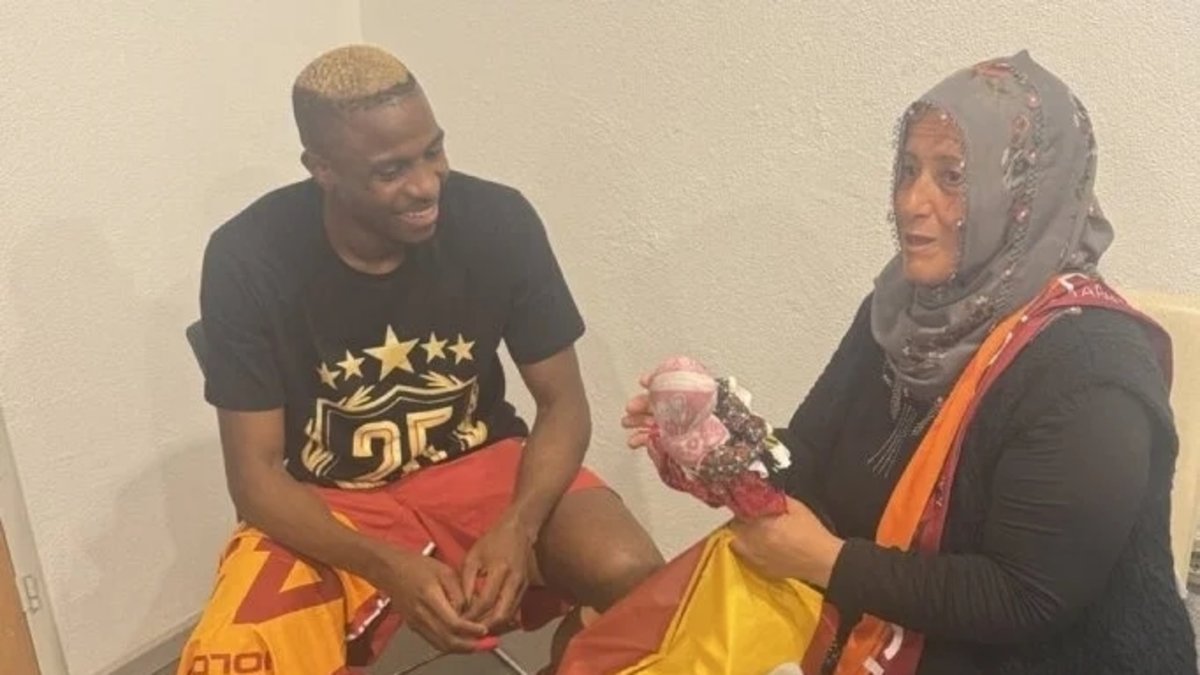 GALATASARAY HABERİ: Victor Osimhen Neslihan Teyze ile buluştu GALATASARAY HABERİ: Victor Osimhen Neslihan Teyze ile buluştu