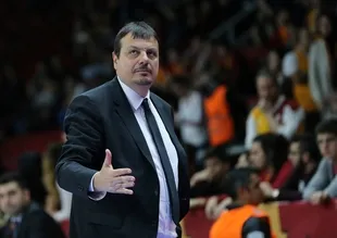 Ergin Ataman taraftara kızıp, sahayı terk etti