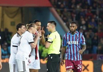 Derbide kırmızı çıktı rakibine tokat attı! İşte o anlar...