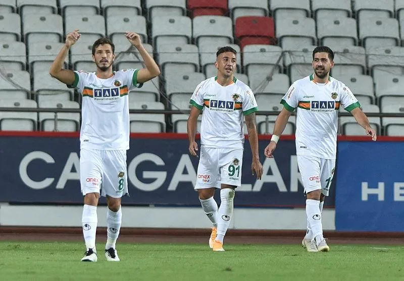 Fatih Terim orta saha kararını verdi! Salih Uçan Galatasaray yolunda - 1