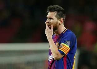 Lionel Messi ağzına ne attı?