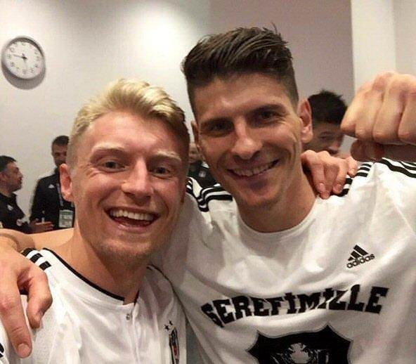 Ünlüler Beşiktaş’ın şampiyonluğunu böyle kutladı.