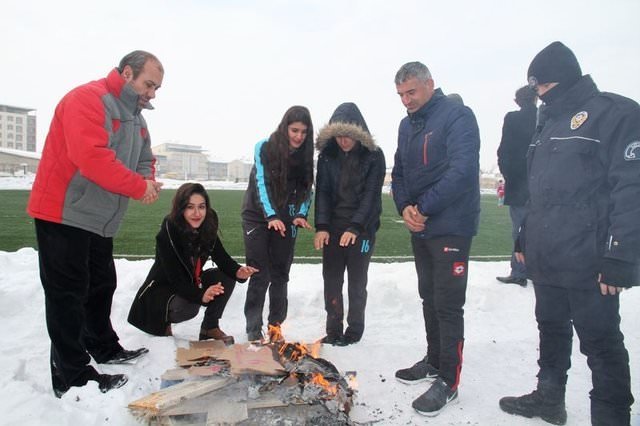 Sahada ateş yaktılar!