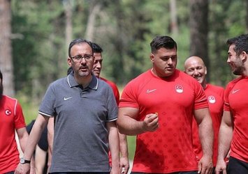 Bakan Kasapoğlu Tokyo 2020’ye katılacak milli güreşçileri ziyaret etti!