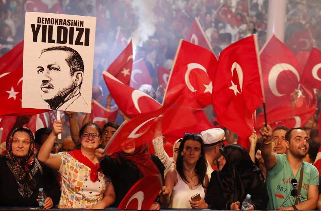 Milyonlar demokrasi nöbetinde