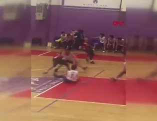 Basketbol maçında antrenör dehşeti