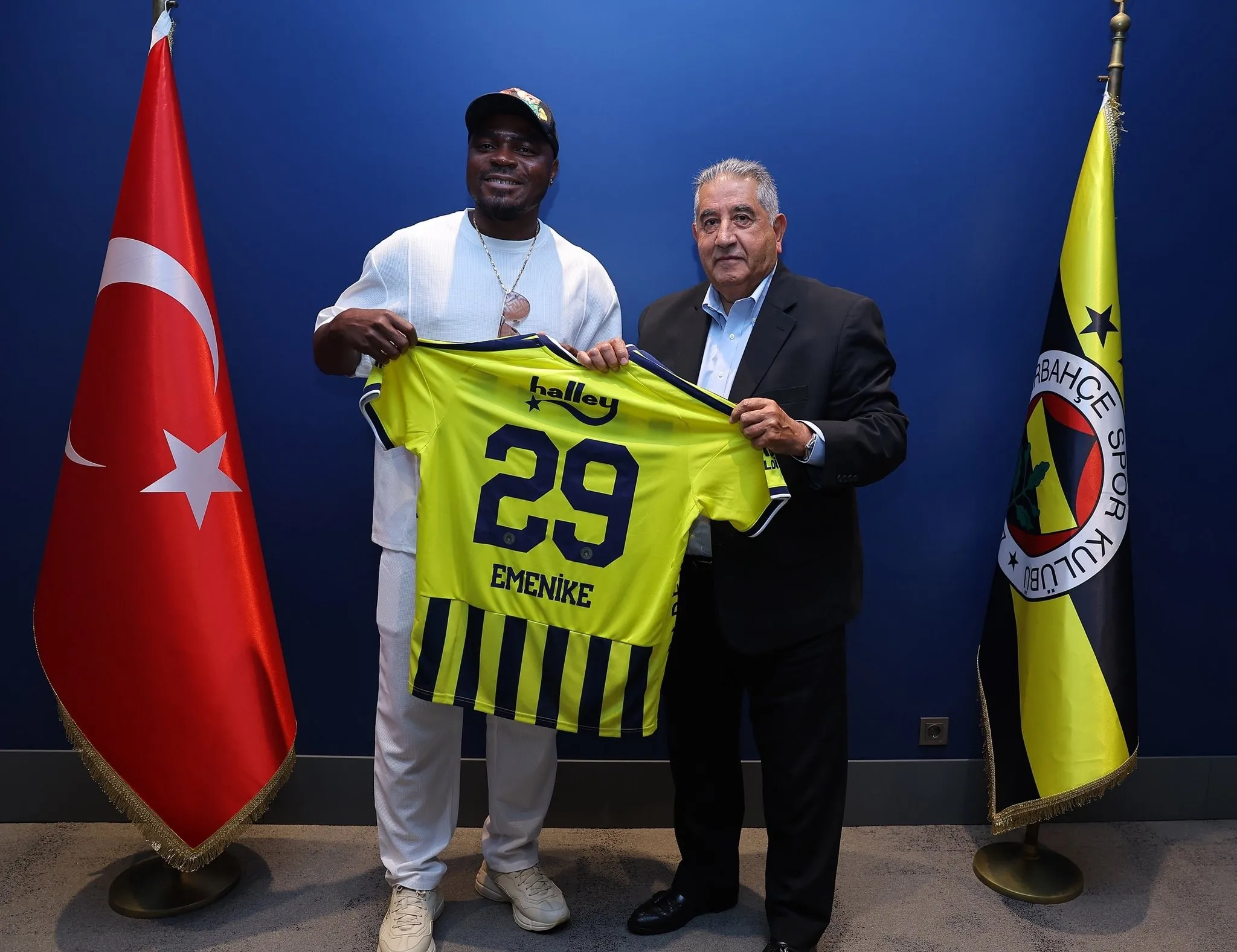 Emmanuel Emenike, Fenerbahçe'yi ziyaret etti!