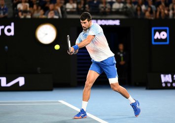 Djokovic Melbourne'de yarı finalde!