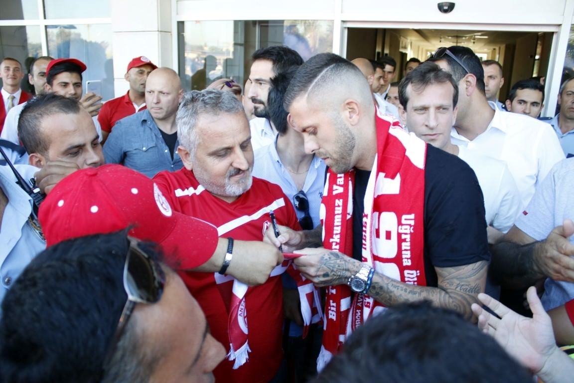Antalyaspor’da Menez’e coşkulu karşılama