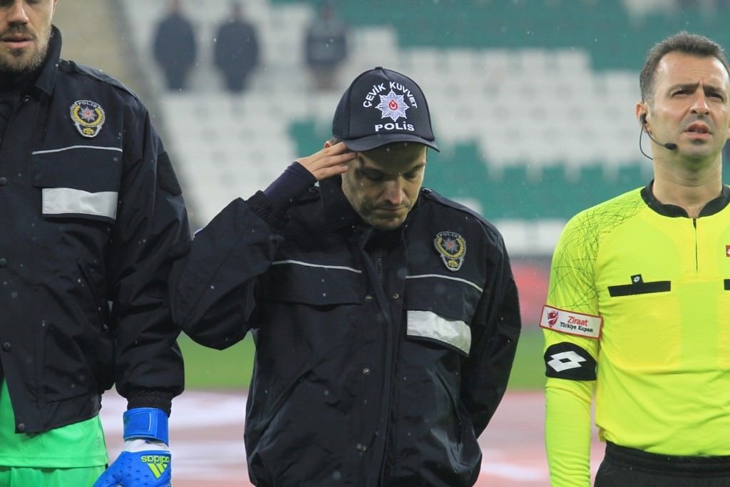 Bursaspor sahaya çevik kuvvet montlarıyla çıktı