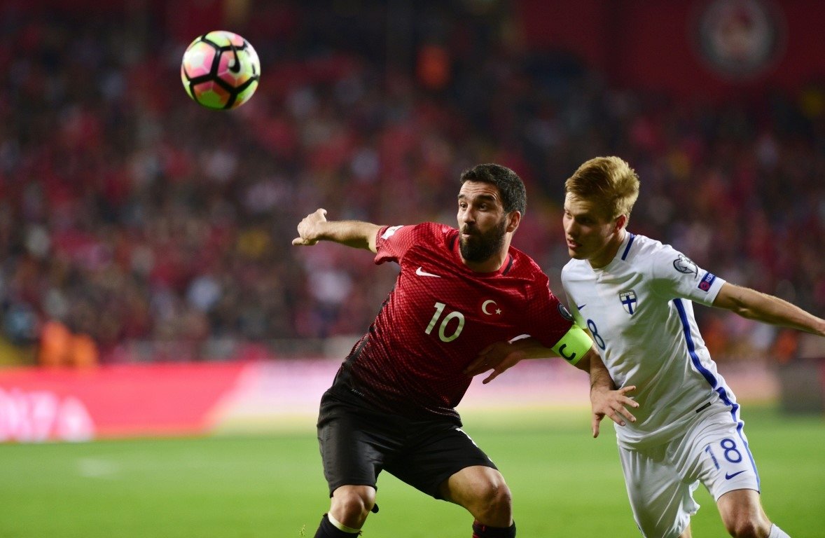 Arda Turan, uçakta gazeteciyle kavga etti