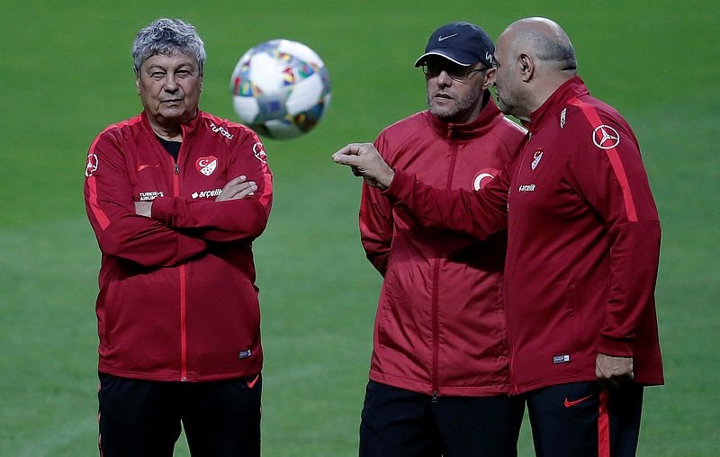 Milli futbolculardan Lucescu’ya sevgi seli!