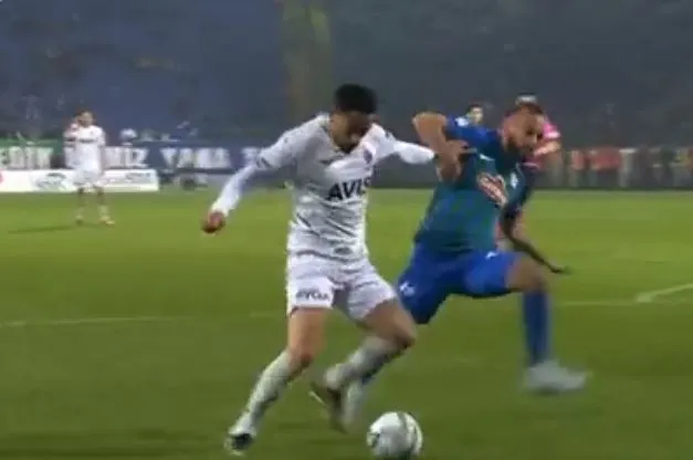 Rizespor - Fenerbahçe maçında bir penaltı daha! İlk yarının son bölümünde - 1
