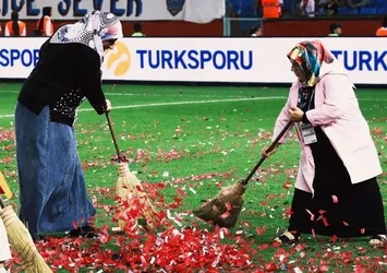 Sahayı süpürge ile temizlediler