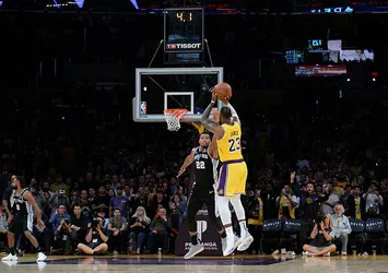 LeBron Lakers'a yetmedi