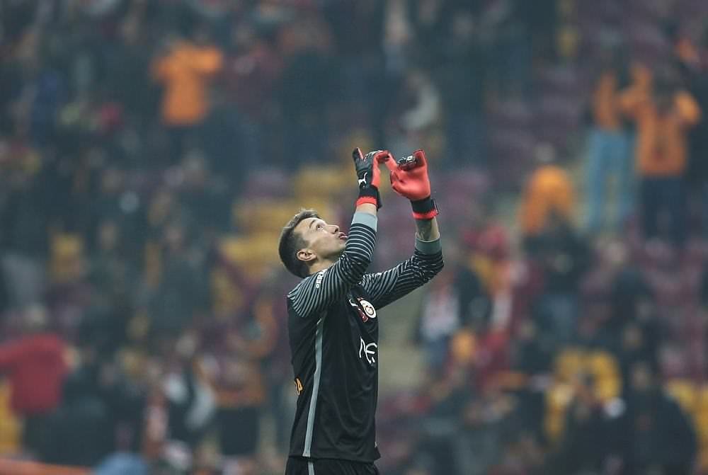 Muslera sosyal medyayı salladı