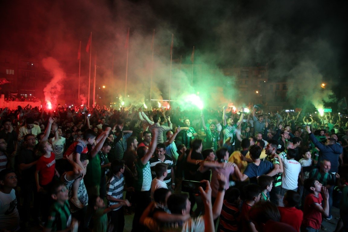 Akhisar sokağa döküldü!