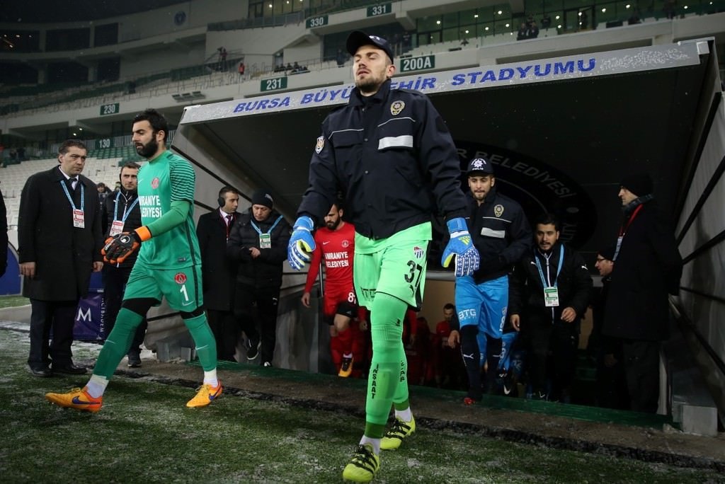 Bursaspor sahaya çevik kuvvet montlarıyla çıktı