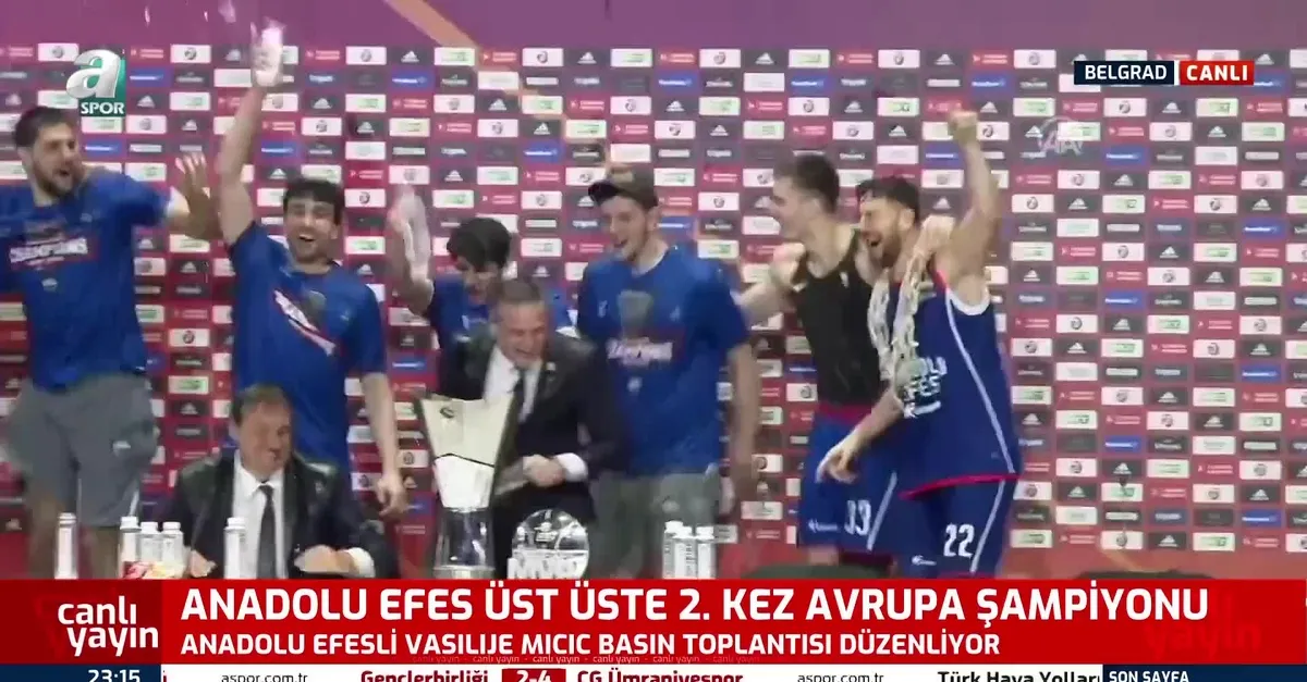 Oyunculardan Ergin Ataman'a sulu baskın!