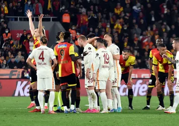 Ortalık karıştı! Sahaya taraftar girdi