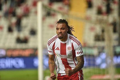 Antalyaspor 3 puanı 3 golle aldı!
