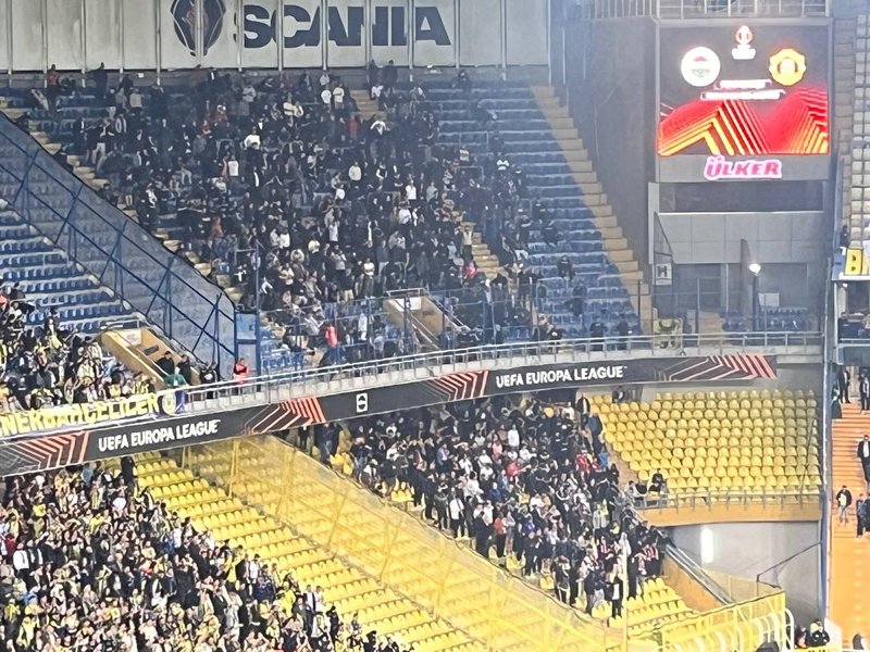 manchester-united-taraftarlarindan-fenerbahce-macina-yogun-ilgi-1729797081334.jpg