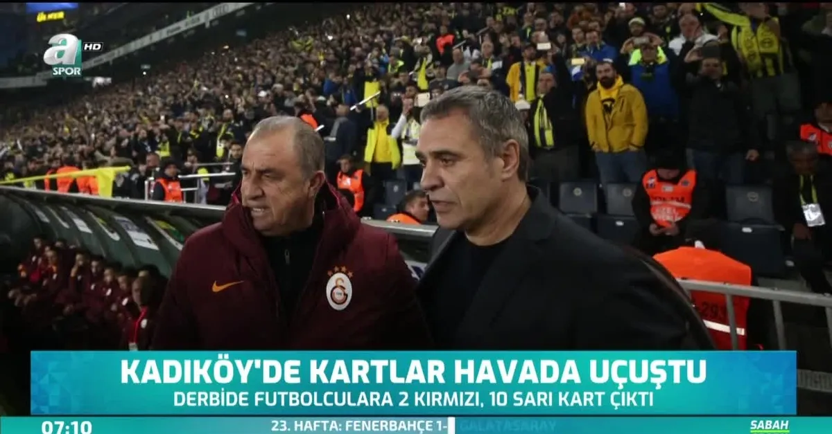 Kadıköy'de kartlar havada uçuştu