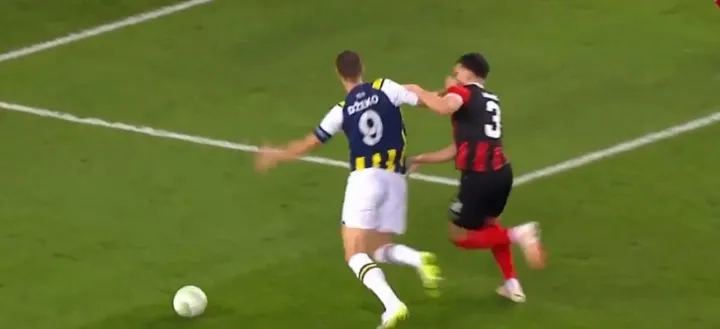 Fenerbahçe ikinci yarının başında penaltı kazandı! İşte o pozisyon - 1