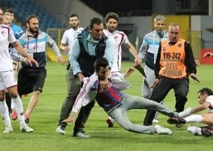 Futbolcudan taraftara tekme.