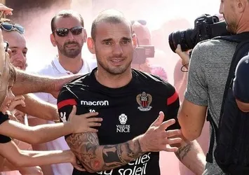 Sneijder, Fransa'da yılın bidonu seçildi
