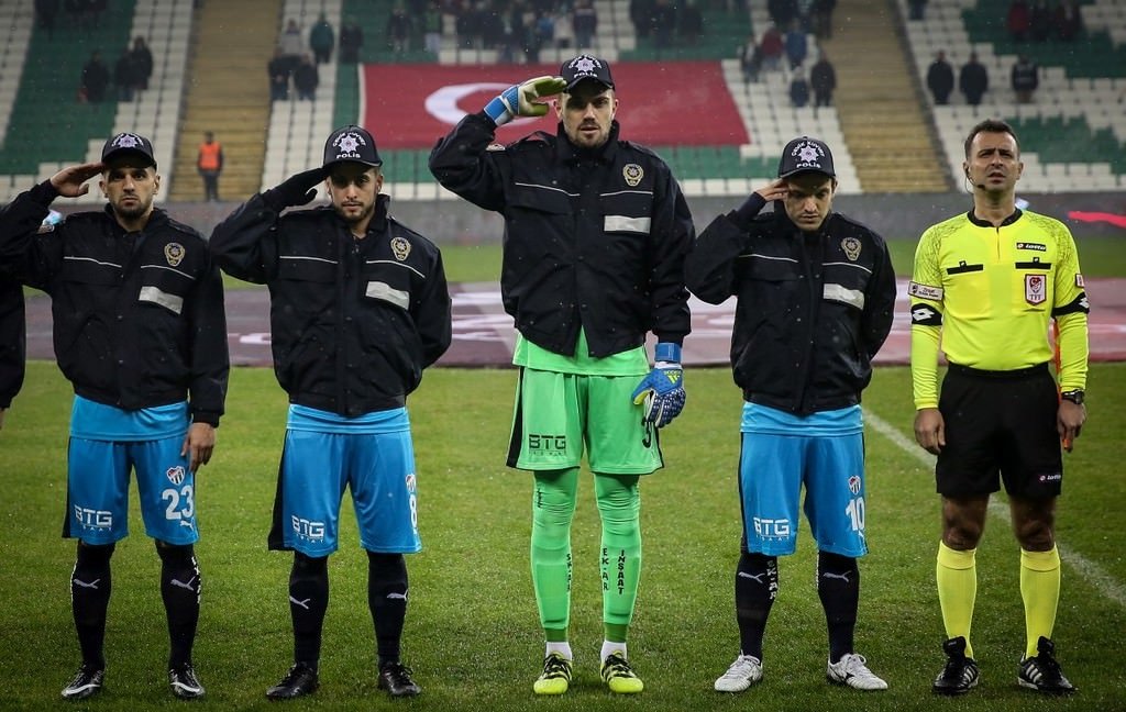 Bursaspor sahaya çevik kuvvet montlarıyla çıktı