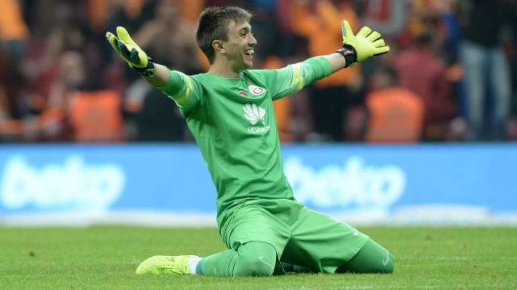 Muslera’ya kale dar geliyor