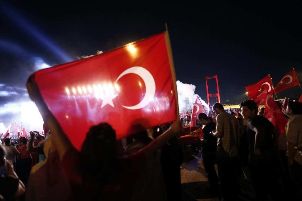 Milyonlar demokrasi nöbetinde
