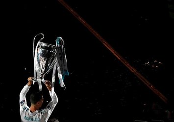 Dünyanın en iyi 100 futbolcusu