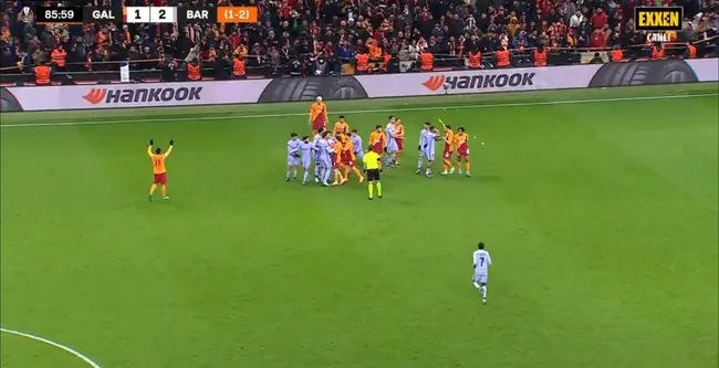 Galatasaray - Barcelona maçında Jordi Alba'dan ağır tahrik! Topu tribünlere yolladı - 5