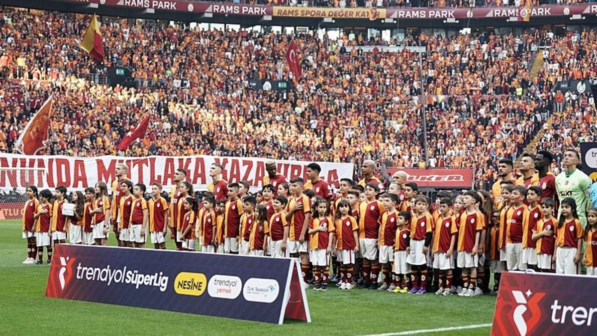 Golü babası attı kızı anonsu yaptı! Galatasaray maçında ilginç an! Golü babası attı kızı anonsu yaptı! Galatasaray maçında ilginç an!