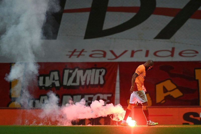 Galatasaray - Fenerbahçe derbisinde sahaya atılan meşalenin cezası onandı