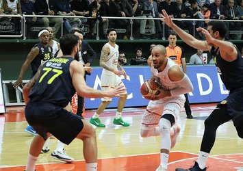 Banvit sahasında Fenerbahçe Beko'yu devirdi