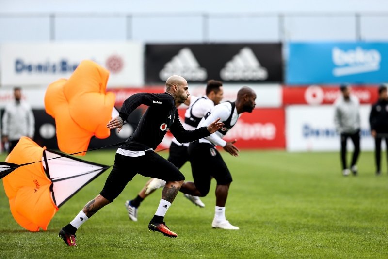 Beşiktaş’ta 3 isimle yollar ayrılıyor!