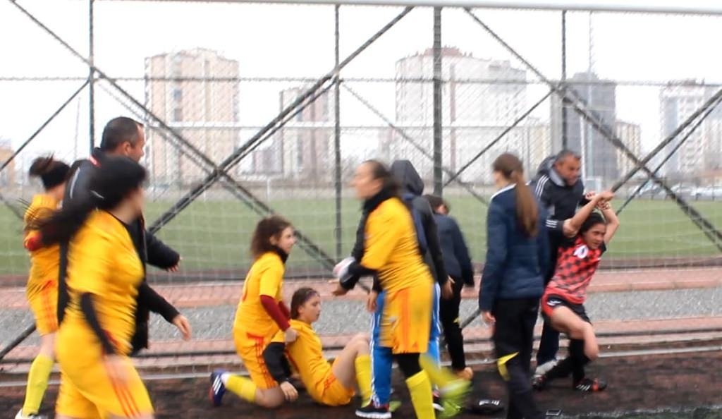 Kayseri’de kadın futbolcular kavga etti