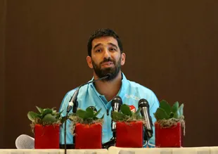 Arda Turan'ı yumruklamışlar