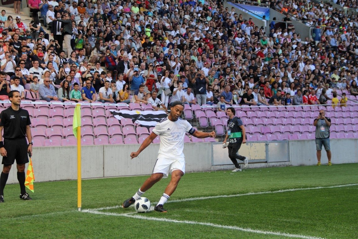 Figo, Ronaldinho’yu yendi