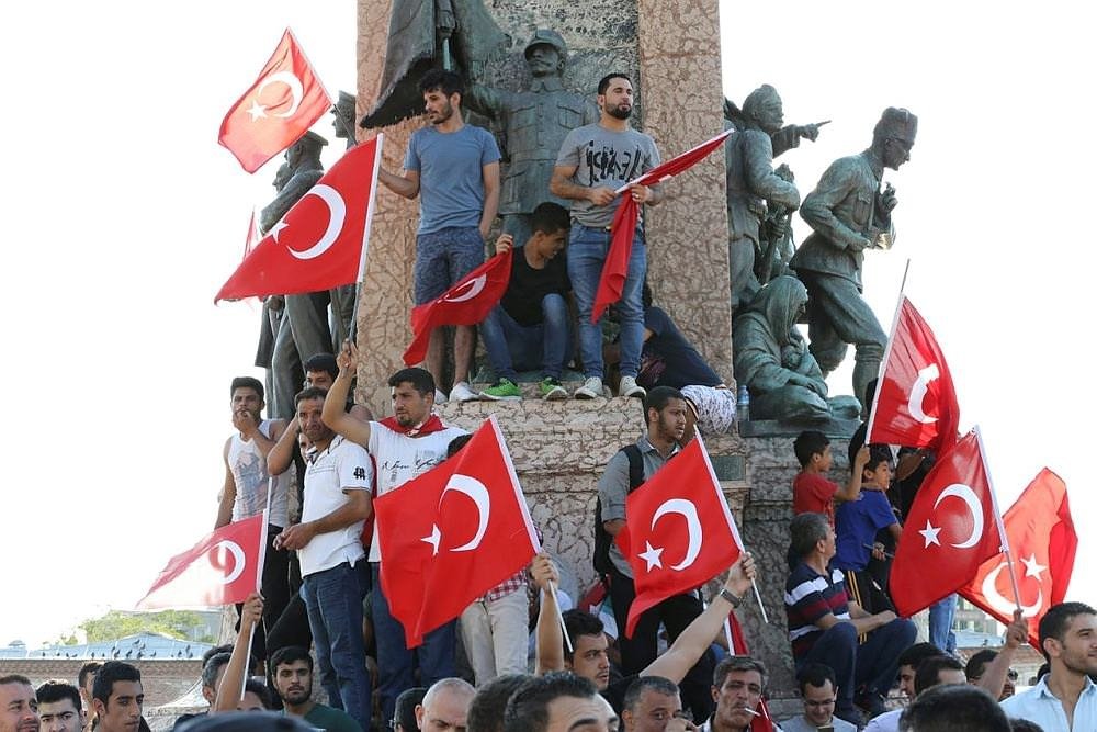 Halk demokrasi nöbetinde