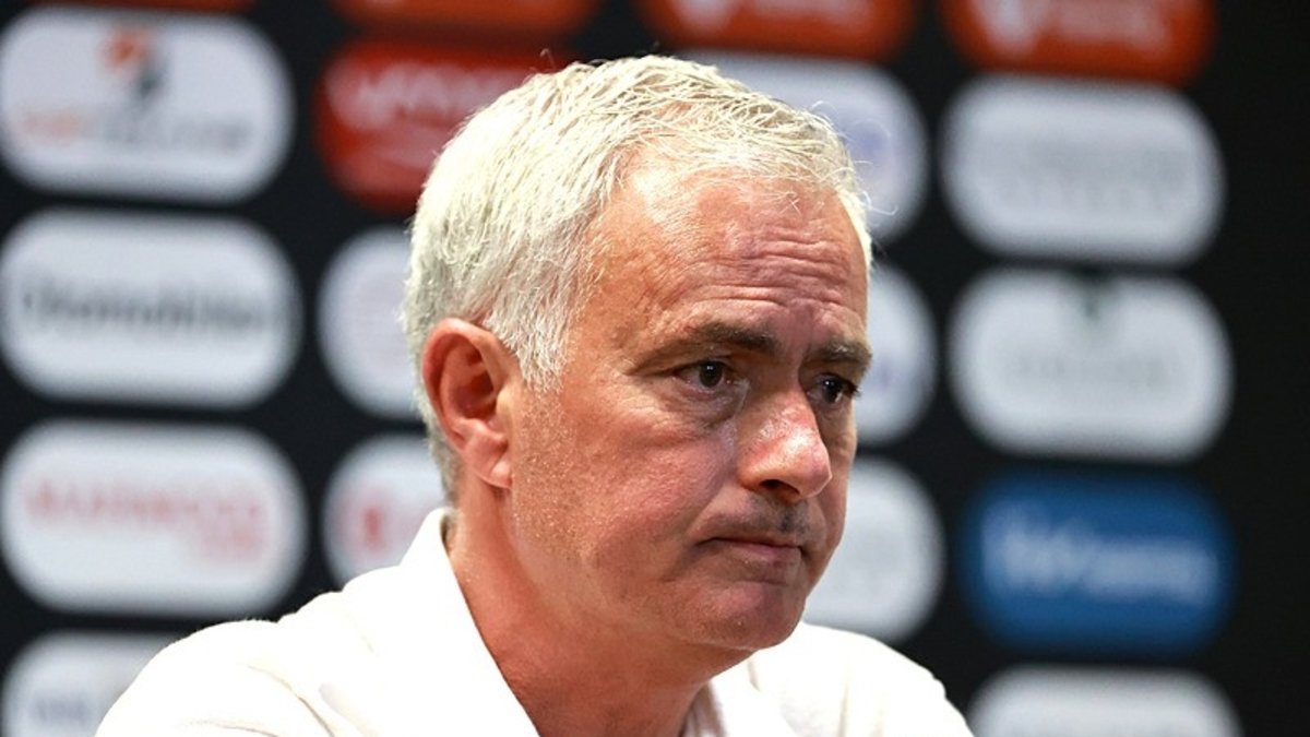 Fenerbahçe'de çarpıcı gelişme! 3 futbolcu Jose Mourinho'yu istemiyor Fenerbahçe'de çarpıcı gelişme! 3 futbolcu Jose Mourinho'yu istemiyor