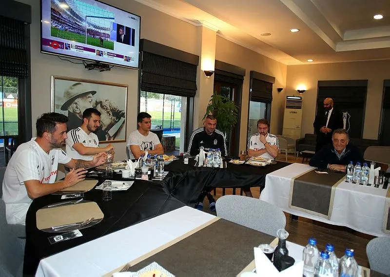 Ahmet Nur Çebi futbolcular ve teknik heyet ile buluştu - 1