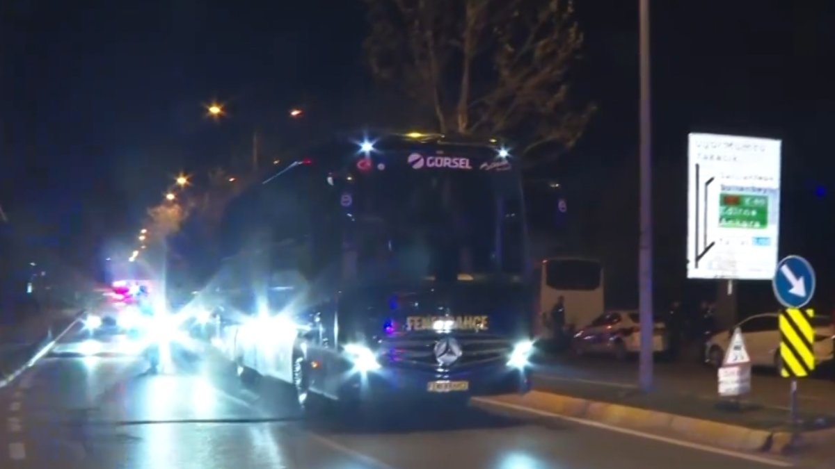 Samandıra'da Fenerbahçe taraftarlarından Ali Koç istifa tezahüratları! Samandıra'da Fenerbahçe taraftarlarından Ali Koç istifa tezahüratları!