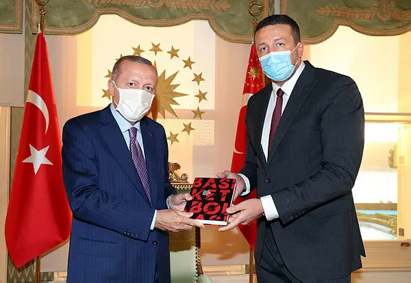 Hidayet Türkoğlu'ndan Başkan Erdoğan'a kitap takdimi - 1