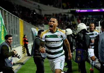Titi: "Başımızı dik tutmak zorundayız"