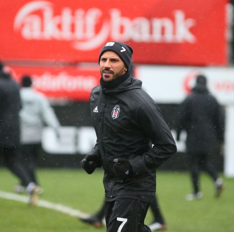 Beşiktaş üç peşinde