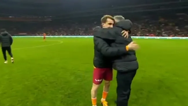 Galatasaray - Beşiktaş derbisinin kahramanı Kerem Aktürkoğlu Domenec Torrent'in omuzlarında! - 1